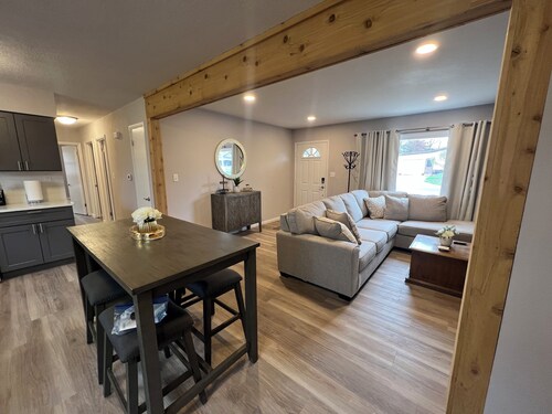 4-Bedroom 2-Bath House Walking Distance to Eureka College