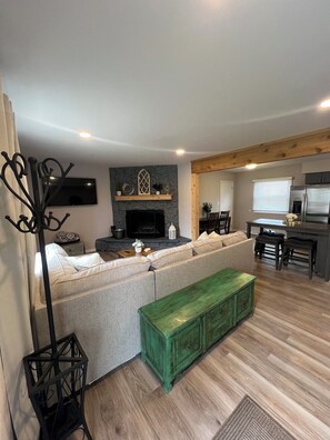 Smart TV - 4-Bedroom 2-Bath House Walking Distance to Eureka College (Eureka)