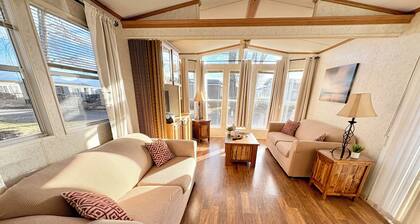 SHERKSTON SHORES COZY RETREAT - Minutes walk to the beach, sleeps 6, fire pit!