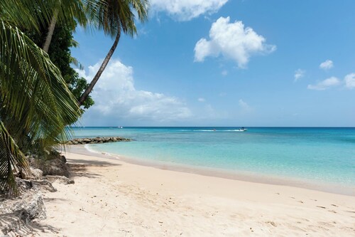 Coral Beach 105 – Stylish 2Bed Home Near Mullins Beach with Pool & Private Patio