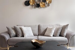 Living area - Coral Beach 105 – Stylish 2Bed Home Near Mullins Beach with Pool & Private Patio (Little Battaleys)