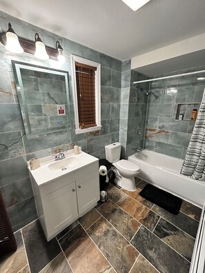 Bidet, toallas, jabón, papel de baño