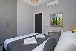 3 bedrooms, iron/ironing board, internet, bed sheets