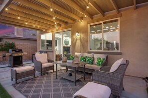 Terrace/patio - Palm Delight: Spacious 5-bedroom house with WiFi, EV charger in enjoyable Indio (Indio)