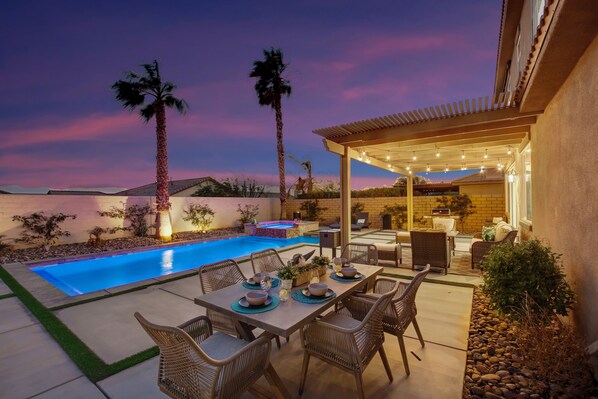 Pool - Palm Delight: Spacious 5-bedroom house with WiFi, EV charger in enjoyable Indio (Indio)