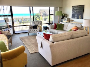 Smart TV - Cape View Villa: Well-appointed house with stunning sea views! Family-friendly. (Haumoana)