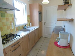 Réfrigérateur, lave-vaisselle, grille-pain, vaisselle et ustensiles