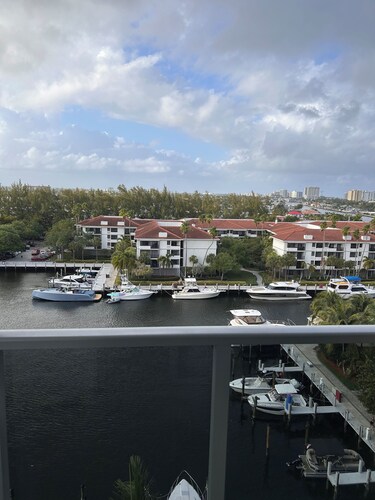 Luxury on the 8th floor
Water views
Secured acesss
8th Floor