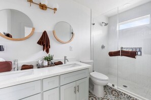 Douche, sèche-cheveux, serviettes fournies, savon
