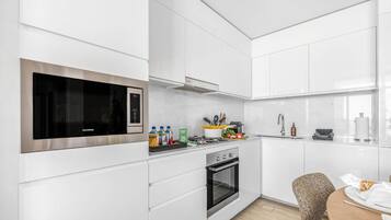 Refrigerador, microondas, parrilla de estufa y cafetera y tetera