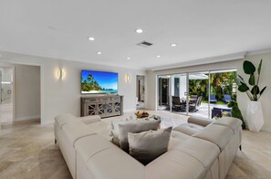 TV, foosball - Chic 3 BR Villa with Private Pool – Fort Lauderdale (Fort Lauderdale)