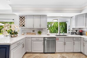 Fridge, microwave, oven, stovetop - Chic 3 BR Villa with Private Pool – Fort Lauderdale (Fort Lauderdale)