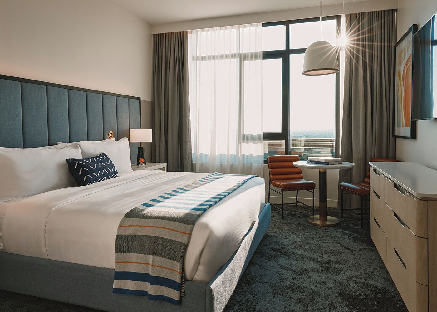 Sengetøy av topp kvalitet, minibar, safe på rommet og skrivebord