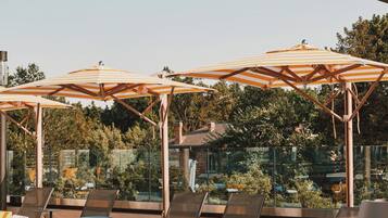 Outdoor pool, free pool cabanas, pool umbrellas