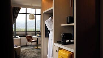 Hochwertige Bettwaren, Minibar, Zimmersafe, Schreibtisch