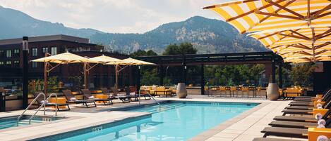Piscine extérieure, cabanons gratuits, parasols de plage