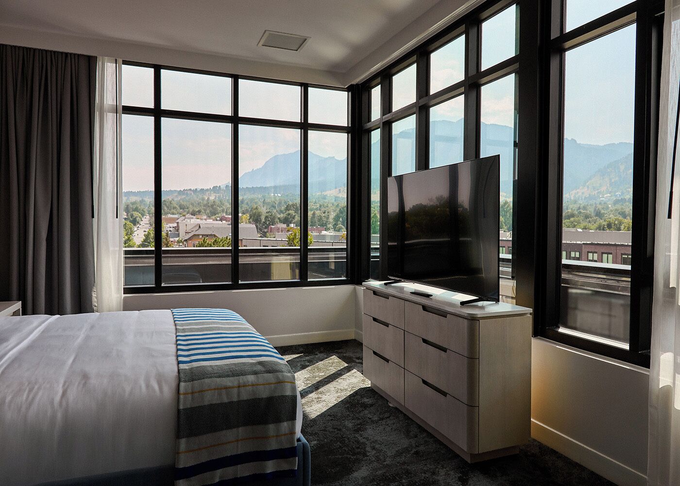 Sengetøy av topp kvalitet, minibar, safe på rommet og skrivebord