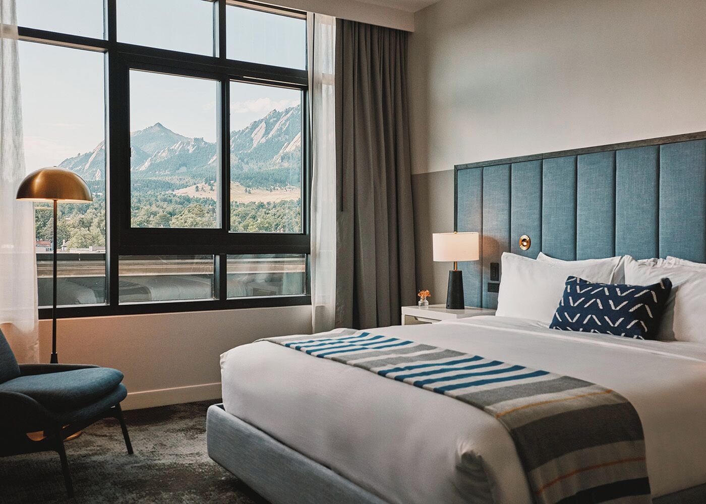 Sengetøy av topp kvalitet, minibar, safe på rommet og skrivebord