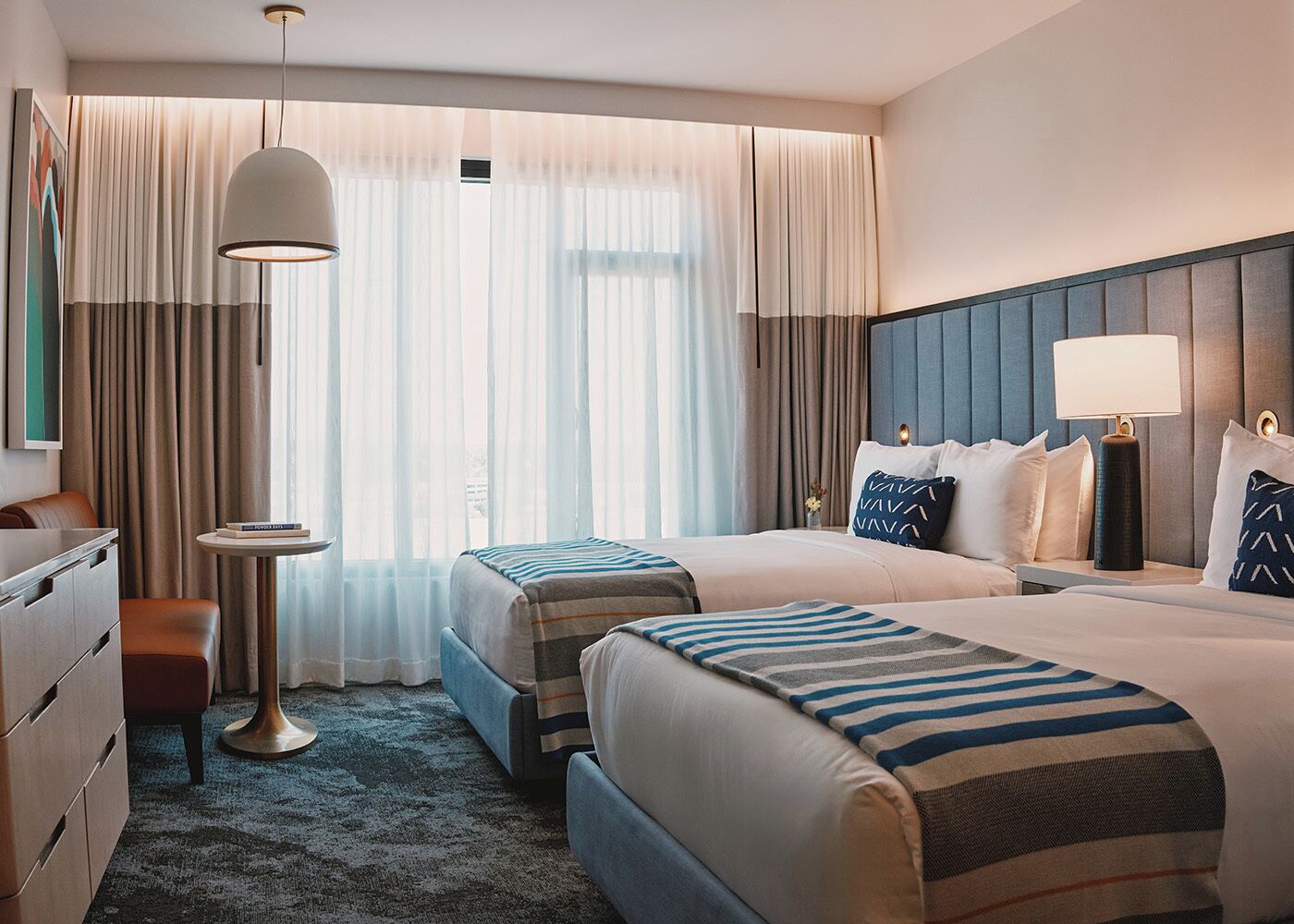 Sengetøy av topp kvalitet, minibar, safe på rommet og skrivebord