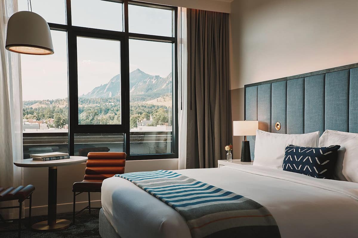 Kamer, 1 kingsize bed (Flatiron) | Luxe beddengoed, een minibar, een kluis op de kamer, een bureau