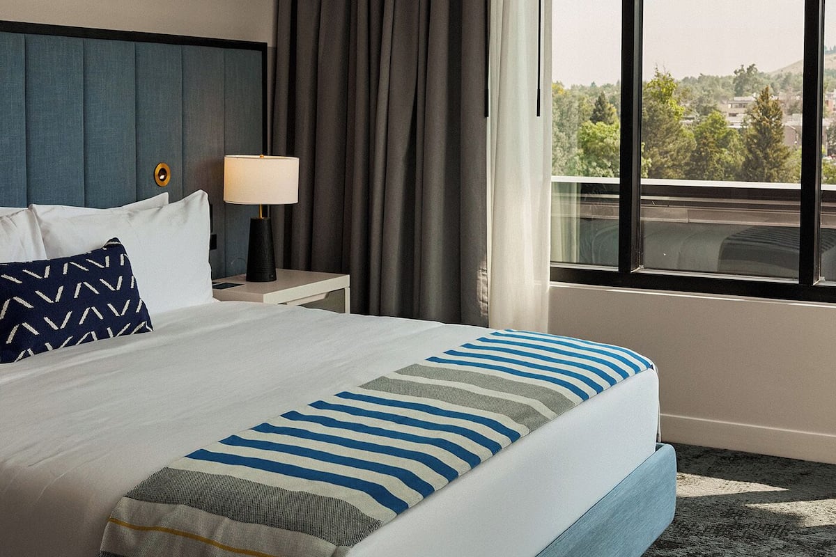 Luxe beddengoed, een minibar, een kluis op de kamer, een bureau