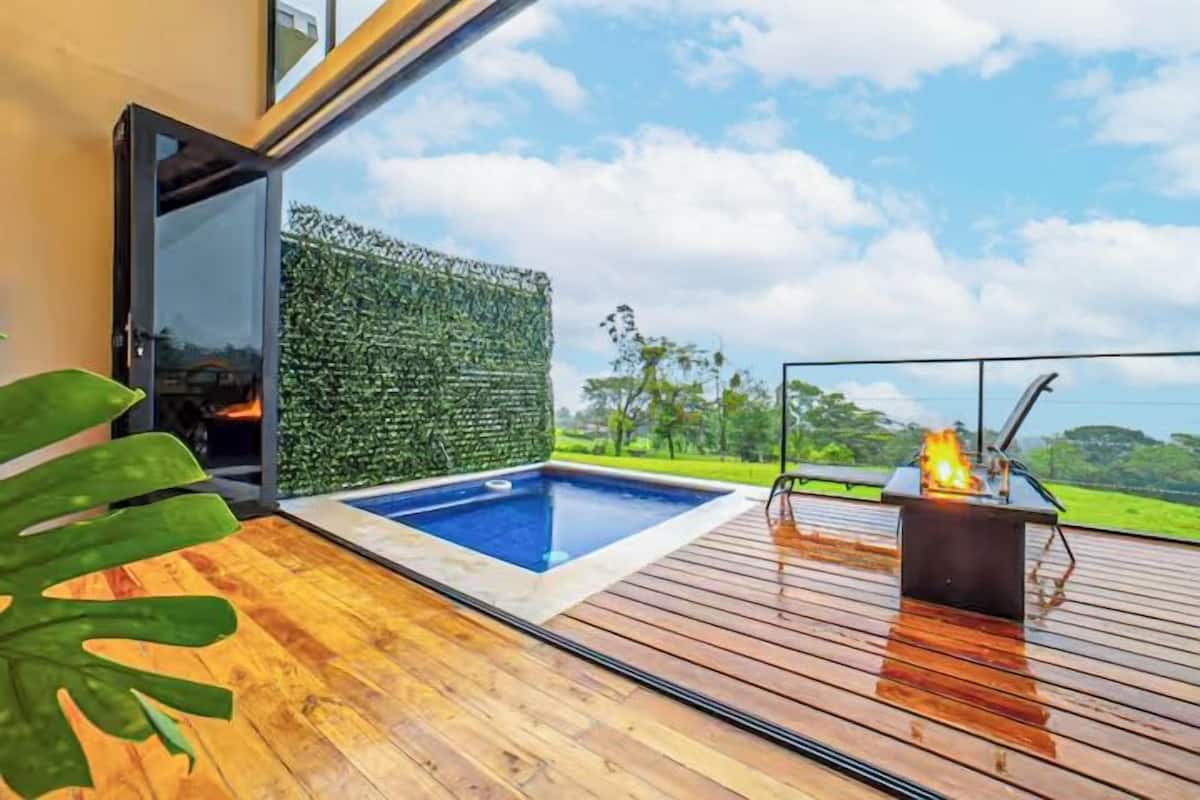 Bungalow superior, alberca privada, vista a la colina | 2 habitaciones, minibar y caja de seguridad en la habitación