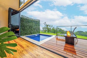 Superior bungalow, privézwembad, uitzicht op heuvels | Een minibar, een kluis op de kamer, individueel gedecoreerd