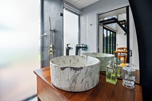 Superior Bungalow, Private Pool, Hill View | Bathroom | Shower, bidet, towels, soap - Junglo Resort and Spa (Peñas Blancas)