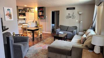 Een televisie en boeken