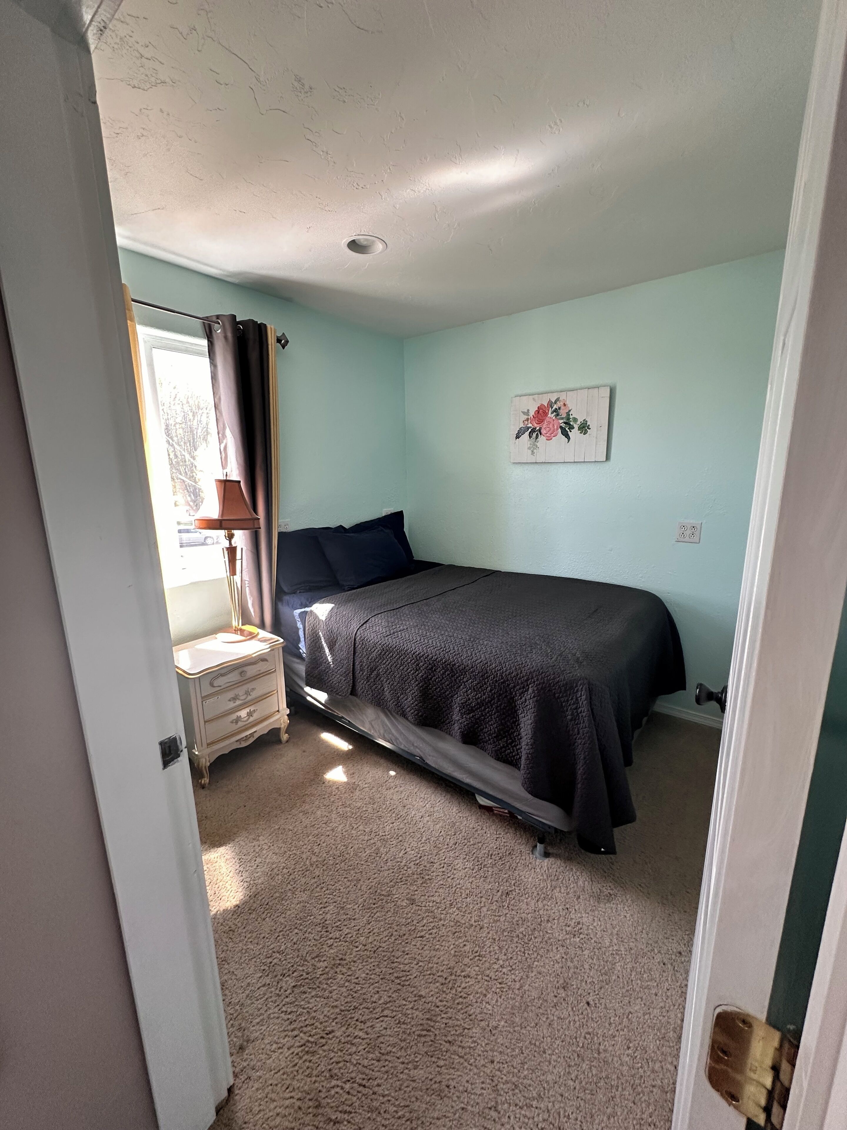 3 bedrooms, desk, iron/ironing board, travel crib