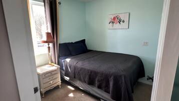 3 bedrooms, desk, iron/ironing board, travel crib