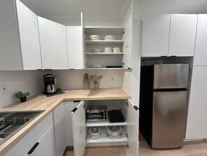 Fridge, microwave, stovetop, coffee/tea maker - #3 Hygge Hus Hotel – King Suite -Connectable - with WiFi, AC in charming Andrews (Andrews)