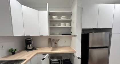 #1 Hygge Hus Hotel – King Suite -Connectable - with WiFi, AC in charming Andrews