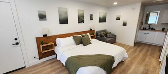 #1 Hygge Hus Hotel – King Suite -Connectable - with WiFi, AC in charming Andrews
