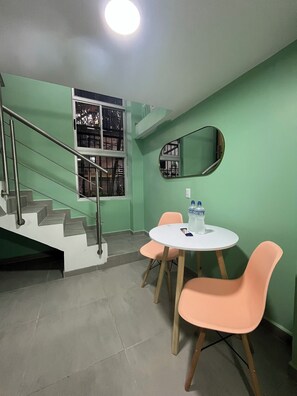 Duplex | Living area | 50-inch Smart TV with cable channels, Netflix, streaming services - Amaranto Suites (Medellín)