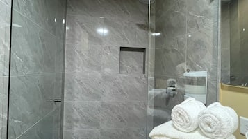 Duplex | Bathroom | Free toiletries, hair dryer, towels, soap