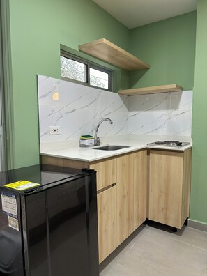 Executive-studiosuite | Privat køkken | Minikøleskab, espressomaskine, blender, køkkentøj/tallerkener/redskaber