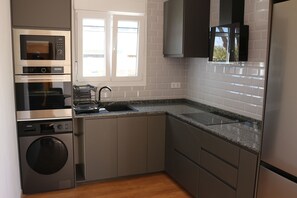 Kjøleskap, mikrobølgeovn, ovn og kokeplater