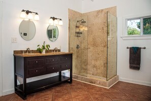 Dusche, Haartrockner, Handtücher