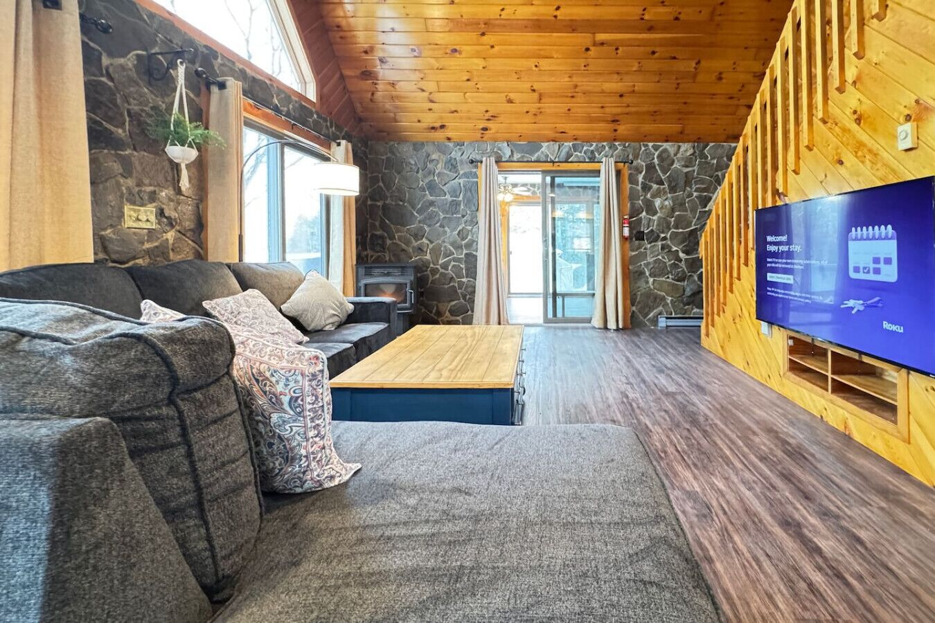 智能电视、壁炉、书