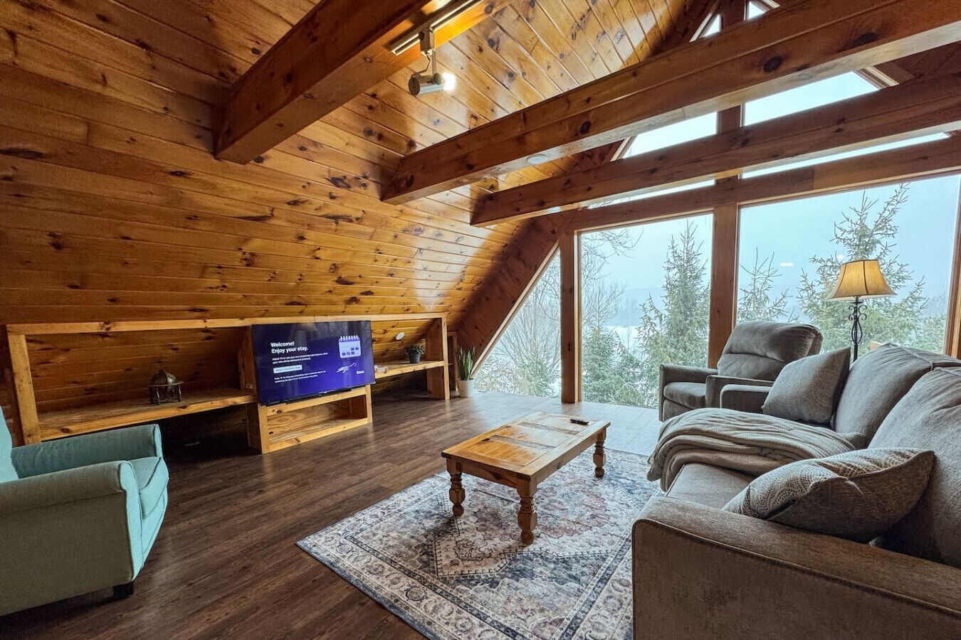 Una Smart TV, una chimenea, libros