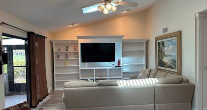Immaculate 3 bedroom villa: updated amenities on the Prestigious IMG Golf Course