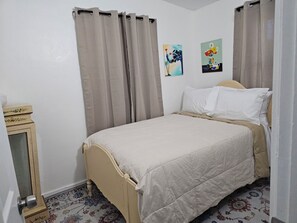 4 habitaciones, tabla de planchar con plancha, wifi y ropa de cama 