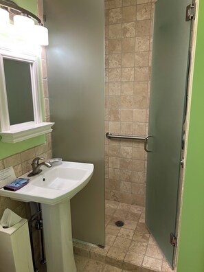 Dusche, Haartrockner, Handtücher, Seife