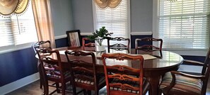 Dining - Peaceful 3-Bedroom Retreat in Huger, SC – Gateway to the Lowcountry (Huger)