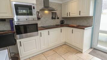 Fridge, microwave, dishwasher, cookware/dishes/utensils