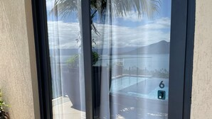Tremannsrom, bassengutsikt | Blendingsgardiner, strykejern/-brett og wi-fi (inkludert)