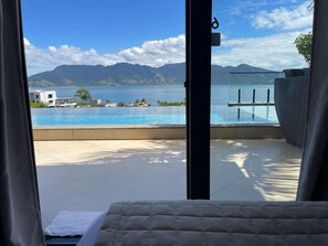 Chambre Triple, vue piscine | Rideaux occultants, fer et planche à repasser, Wi-Fi gratuit