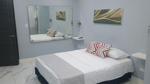 Chambre Standard double | Minibar, coffre-fort, rideaux d’obscurcissement