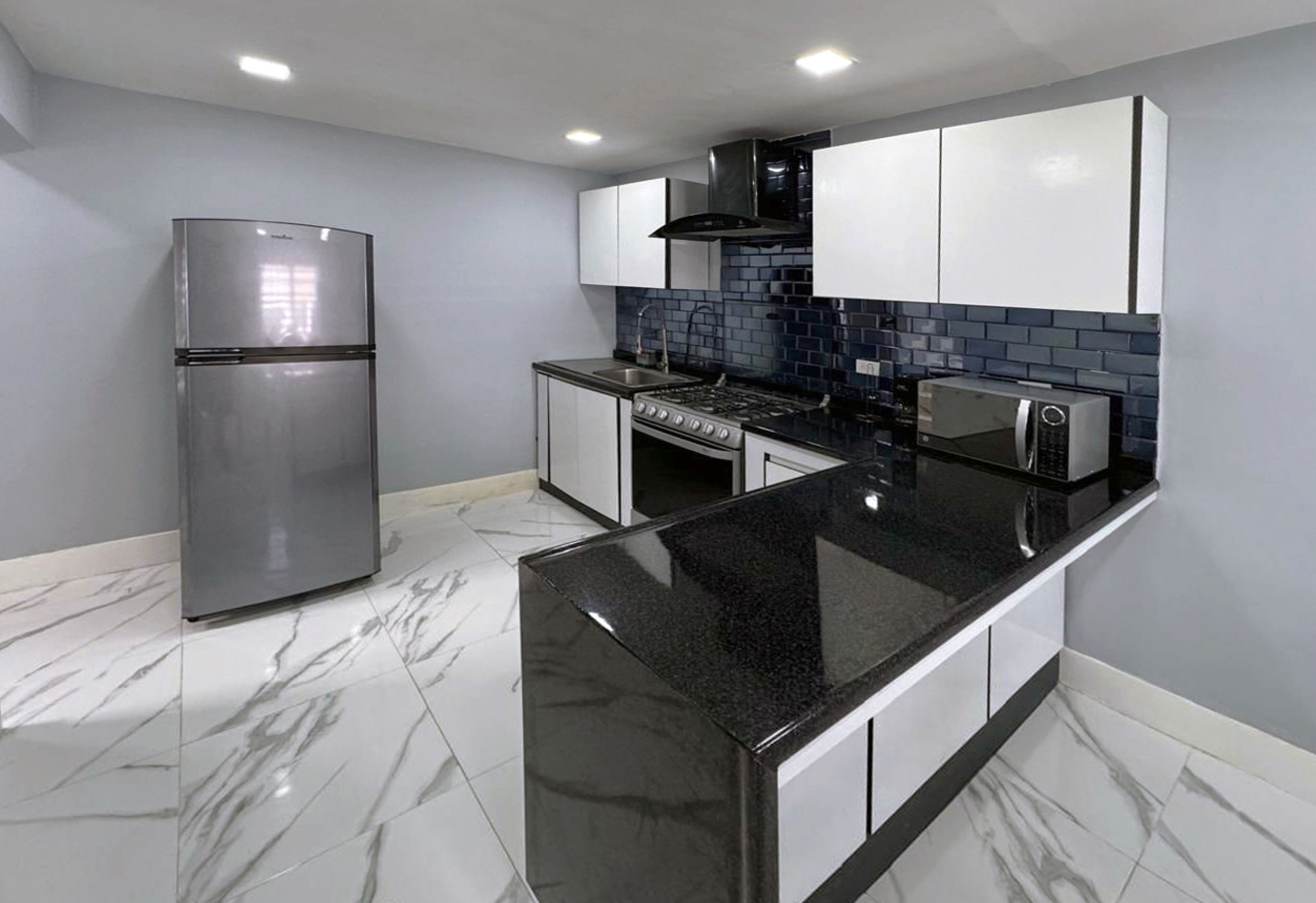 Private kitchen | Fridge, microwave, oven, stovetop